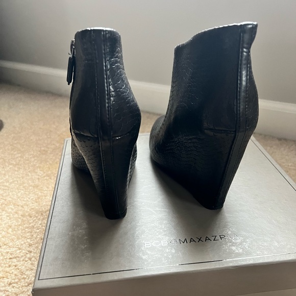 BCBGMAXAZRIA Black Perfed Snake Size 6M - Picture 6 of 10